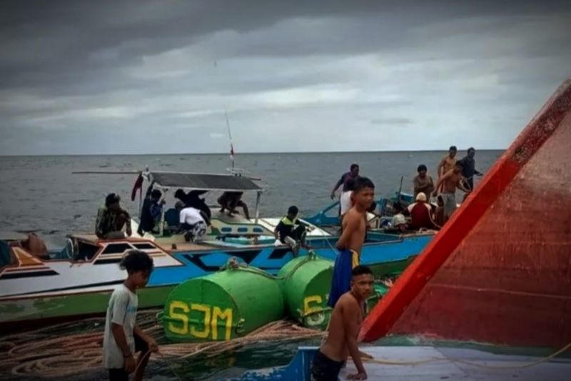 Tim SAR mulai cari 22 kru kapal yang tenggelam di Selayar Sulsel Tim SAR mulai cari 22 kru kapal yang tenggelam di Selayar Sulsel