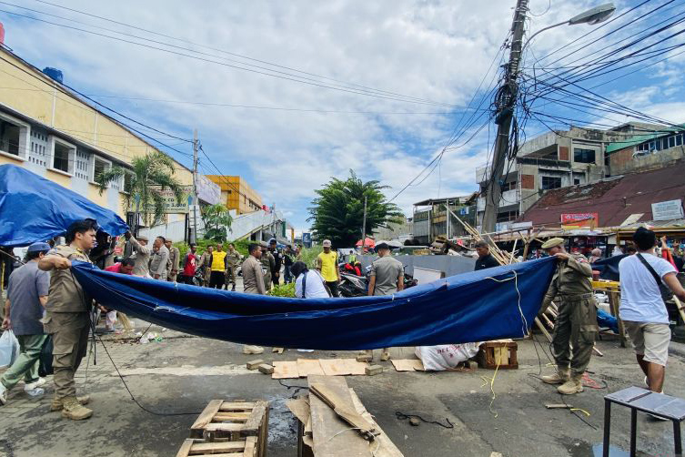 Satpol PP Kota Bogor pindahkan PKL Jalan Dewi Sartika ke Jalan Nyi Raja Permas Satpol PP Kota Bogor pindahkan PKL Jalan Dewi Sartika ke Jalan Nyi Raja Permas