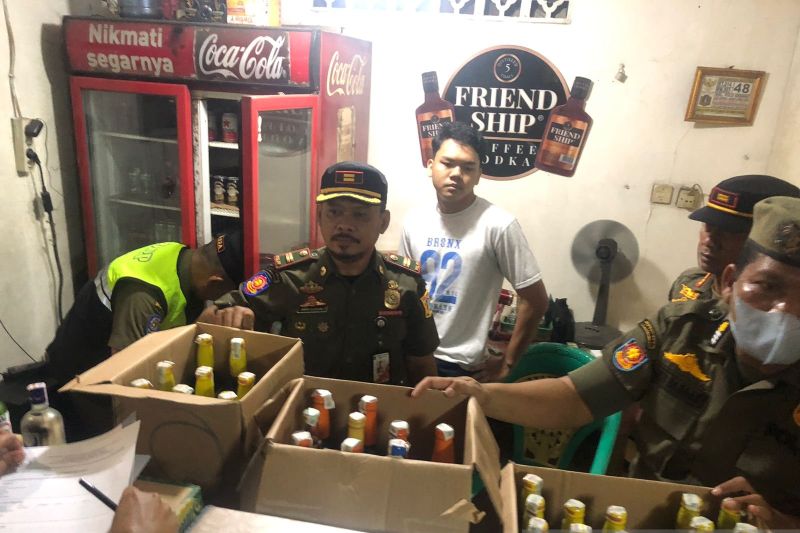Petugas gabungan sita ratusan miras saat razia pekat di Cakung Petugas gabungan sita ratusan miras saat razia pekat di Cakung