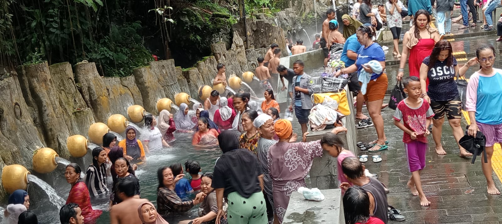 Jelang Ramadan, warga datangi Pancuran 13 Tegal Jelang Ramadan, warga datangi Pancuran 13 Tegal