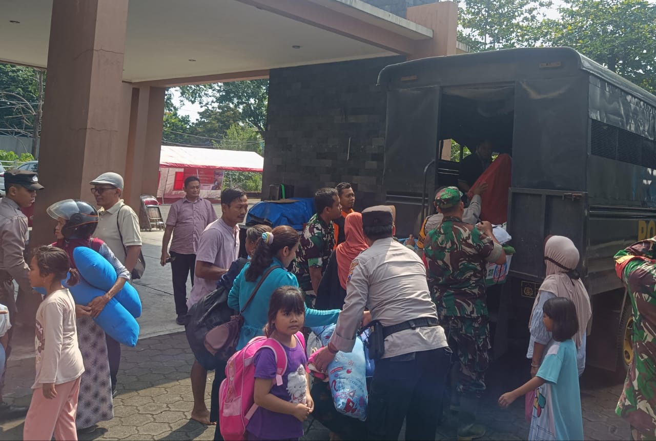 Banjir surut, pengungsi warga Kudus mulai pulang ke rumah Banjir surut, pengungsi warga Kudus mulai pulang ke rumah