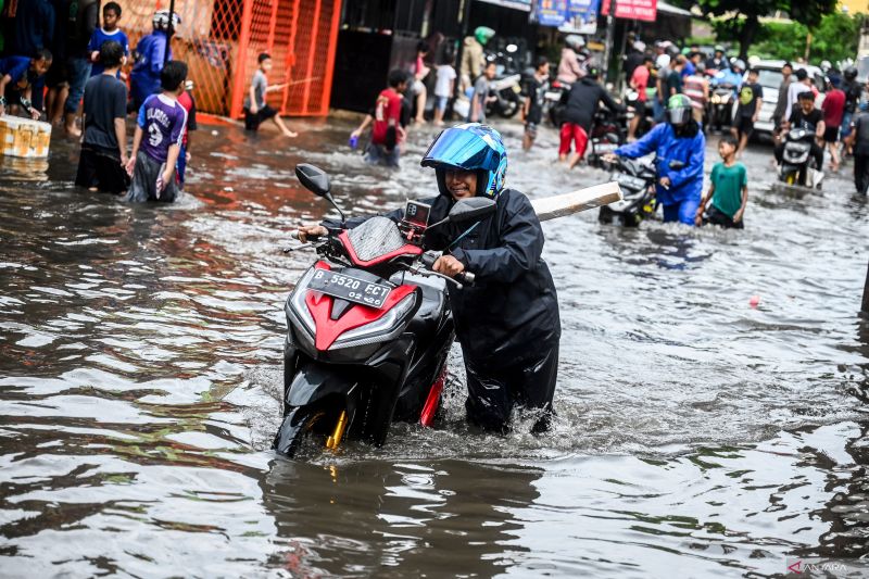DKI siagakan ribuan petugas dan pompa untuk atasi banjir DKI siagakan ribuan petugas dan pompa untuk atasi banjir