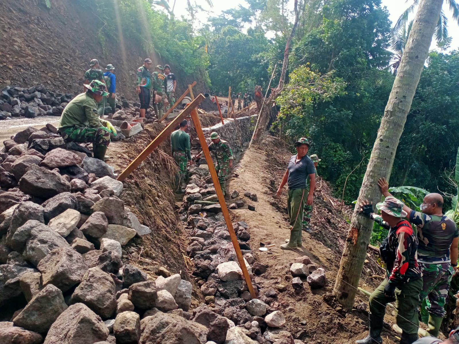 Bakal jadi obyek wisata baru, Satgas TMMD TNI buka jalur di Bukit Catu Selumbung Bakal jadi obyek wisata baru, Satgas TMMD TNI buka jalur di Bukit Catu Selumbung