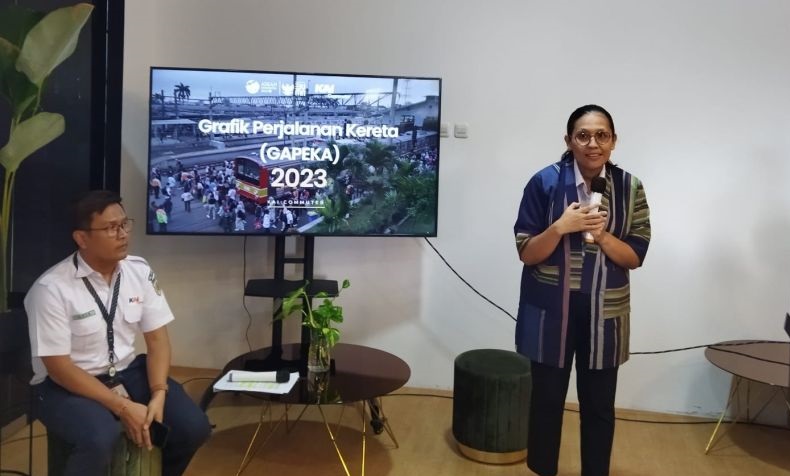 Penumpang Commuter Line Basoetta bisa naik-turun di Stasiun Rawa Buaya Penumpang Commuter Line Basoetta bisa naik-turun di Stasiun Rawa Buaya