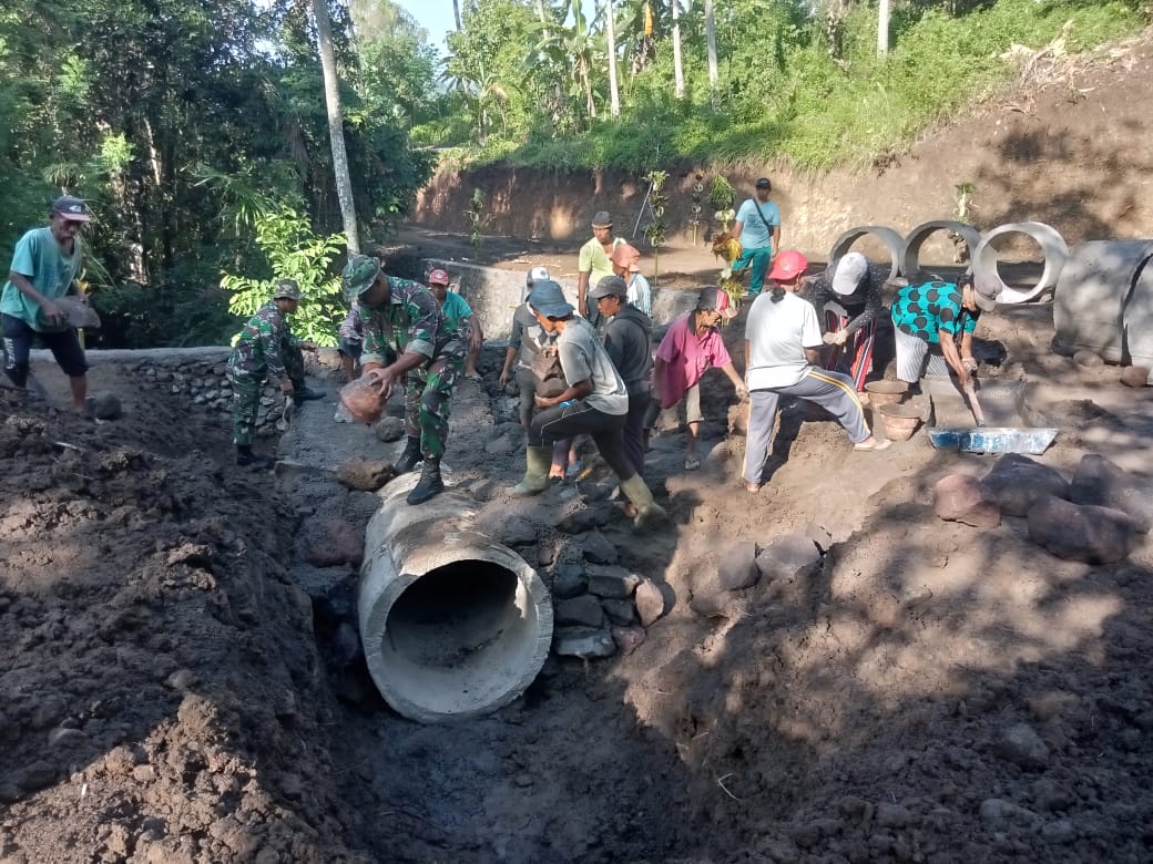 Personel TNI dan warga terus bekerja tuntaskan program TMMD ke-119 Personel TNI dan warga terus bekerja tuntaskan program TMMD ke-119