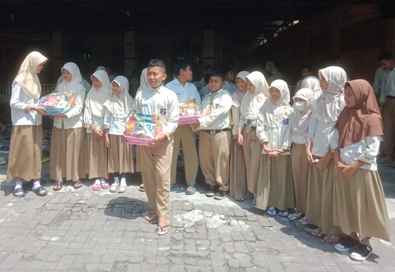 Siswa SD Muhammadiyah, Boyolali buat parcel dan dibagikan kepada kaum dhuafa