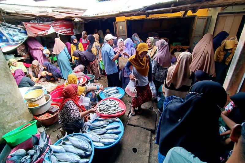 Aktivitas pasar di Bawean berangsur normal pascagempa bumi Aktivitas pasar di Bawean berangsur normal pascagempa bumi