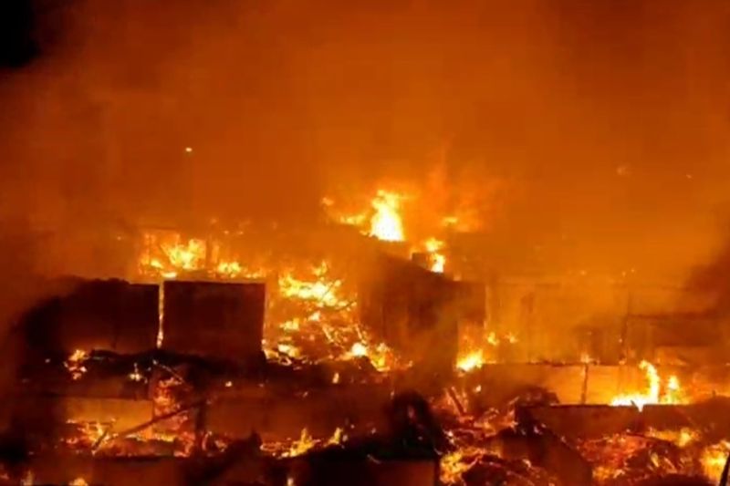 95 unit rumah di Palmerah dilanda kebakaran 95 unit rumah di Palmerah dilanda kebakaran
