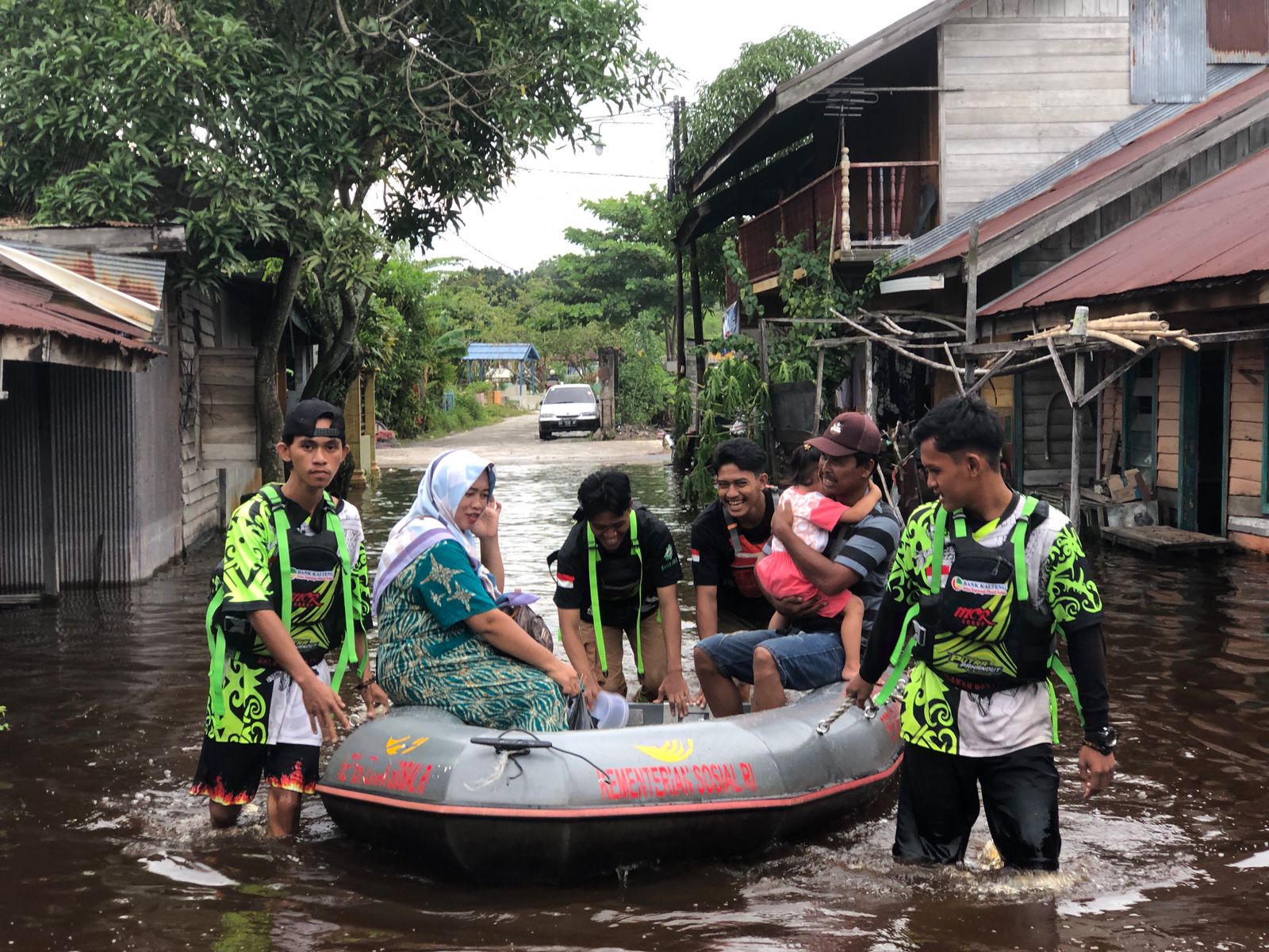 Banjir Kota Palangkaraya, lima warga tenggelam Banjir Kota Palangkaraya, lima warga tenggelam