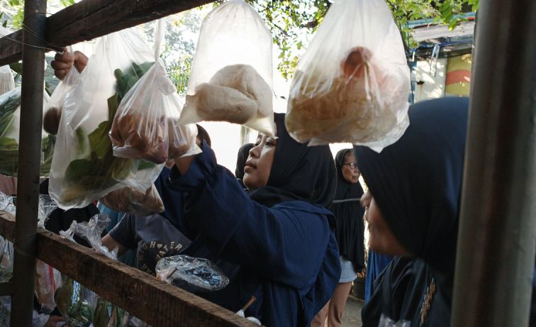 Warga antusias ikuti bazar kebutuhan pokok gratis di Jaksel Warga antusias ikuti bazar kebutuhan pokok gratis di Jaksel