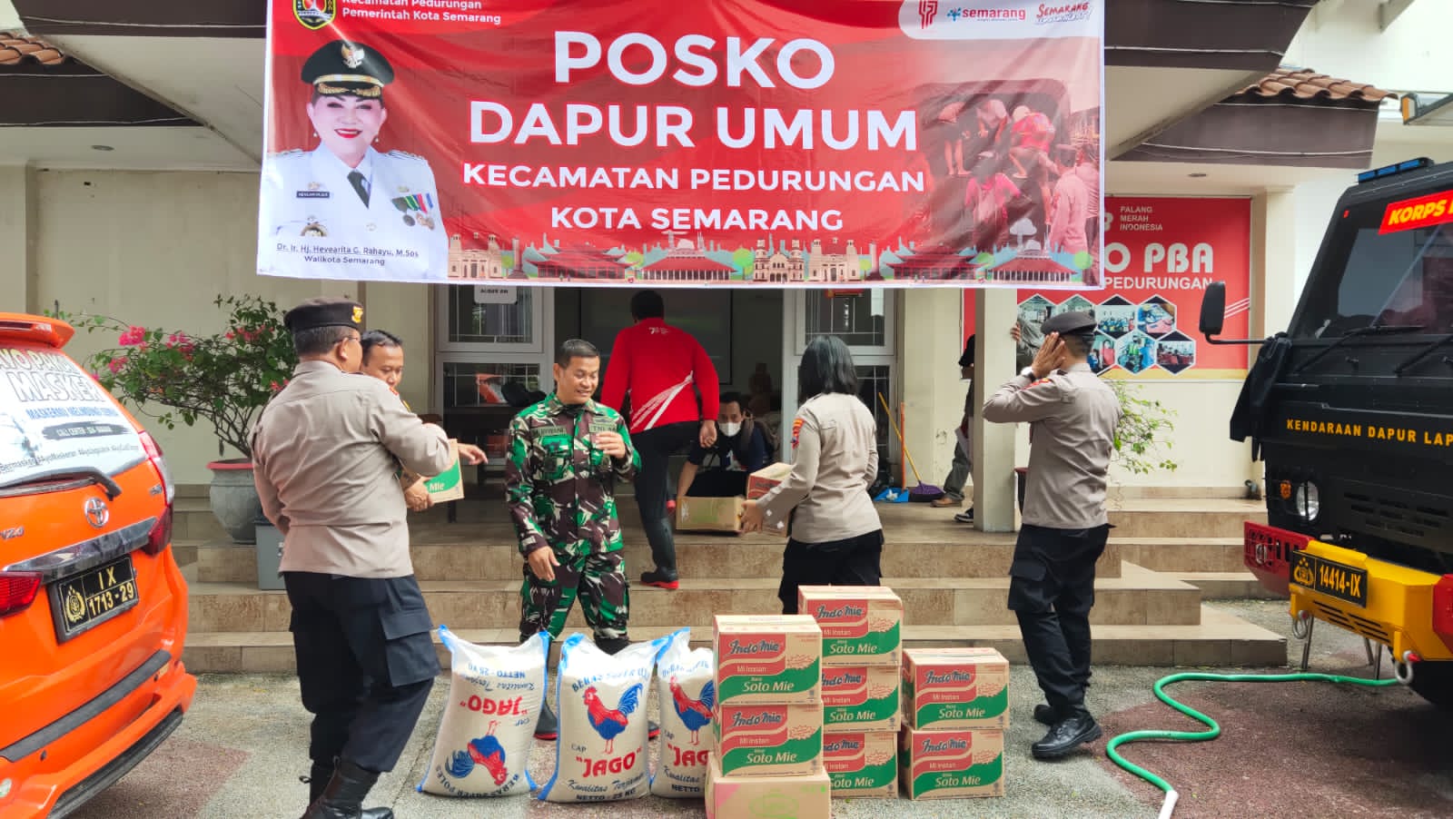 Aparat gabungan siapkan dapur umum untuk korban banjir Semarang Aparat gabungan siapkan dapur umum untuk korban banjir Semarang
