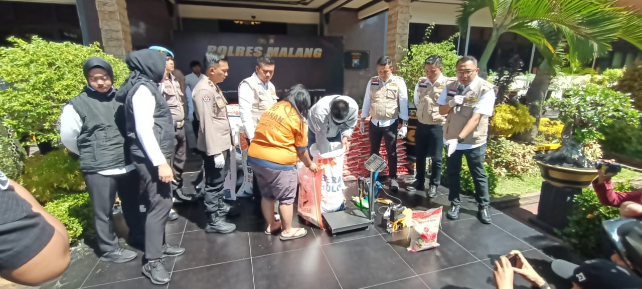 Satgas Pangan Polres Malang ungkap praktek beras SPHP dijual ke beras premium Satgas Pangan Polres Malang ungkap praktek beras SPHP dijual ke beras premium