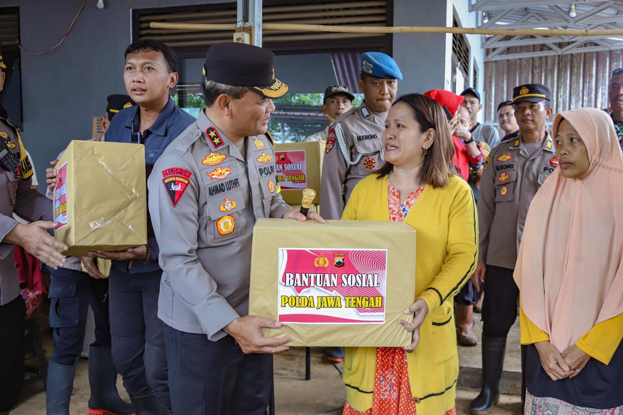 Polda Jawa Tengah berikan bantuan kepada korban banjir Polda Jawa Tengah berikan bantuan kepada korban banjir