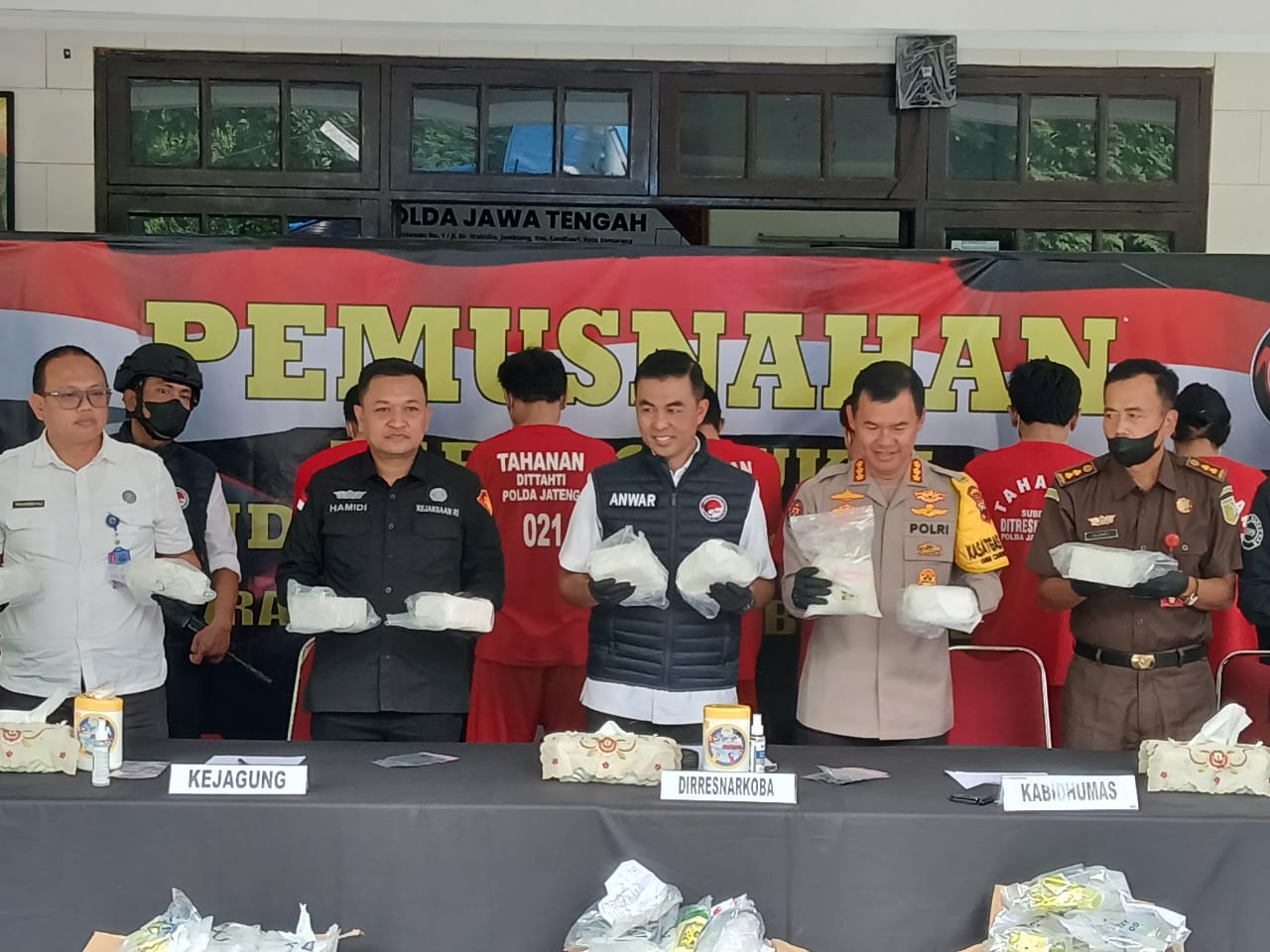 Polda Jateng butuh waktu 8 jam untuk musnahkan 48,9 kg sabu dan ribuan ekstasi Polda Jateng butuh waktu 8 jam untuk musnahkan 48,9 kg sabu dan ribuan ekstasi