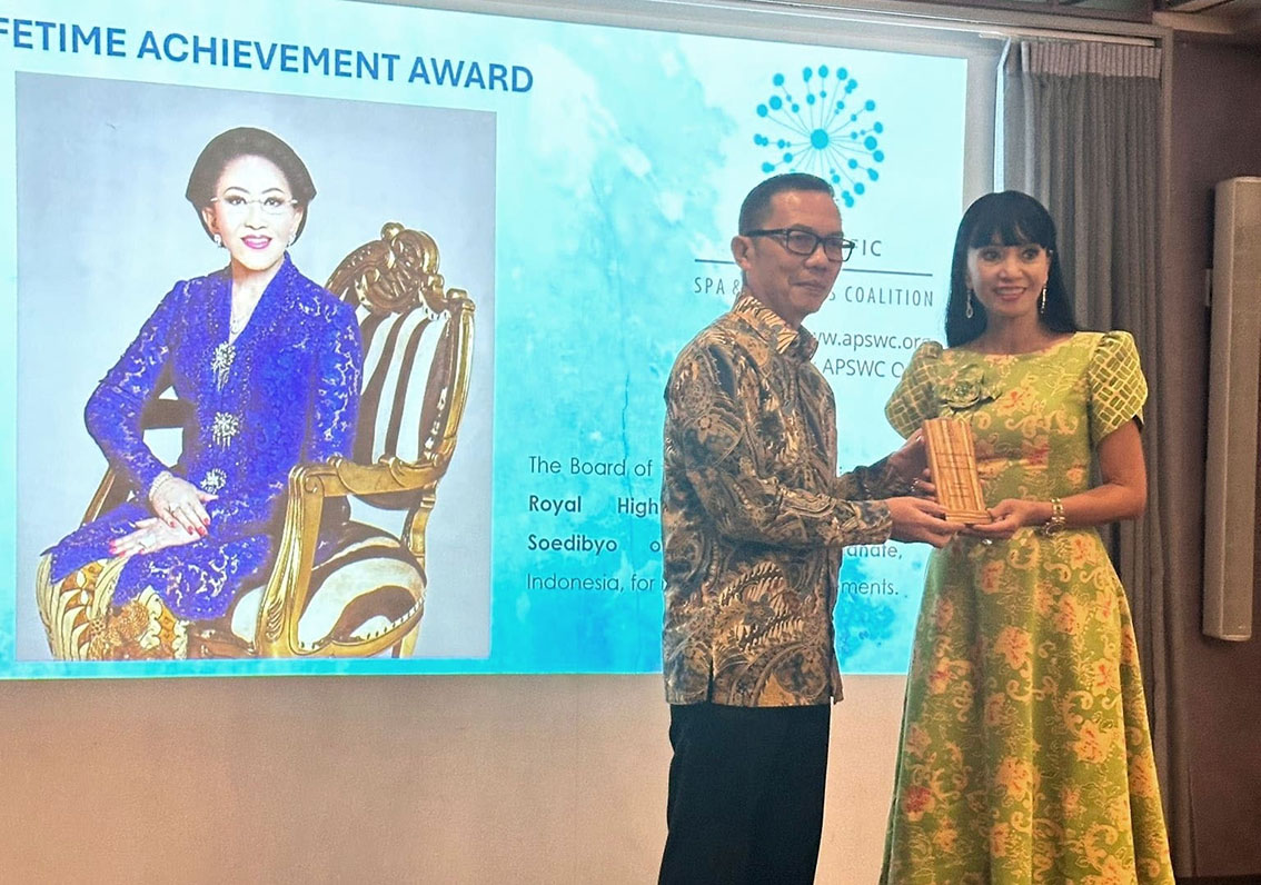 Dr. BRA. Mooryati Soedibyo menerima Lifetime Achievement Award dari Ibu Negara Thailand