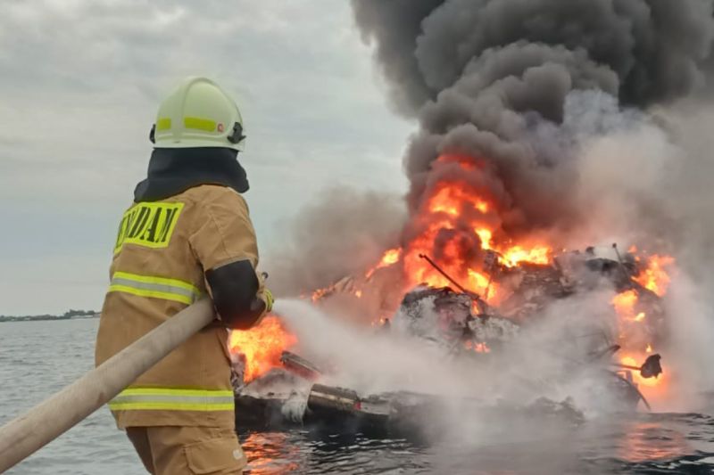 Gulkarmat turunkan dua kapal pemadam atasi kebakaran kapal pesiar Gulkarmat turunkan dua kapal pemadam atasi kebakaran kapal pesiar