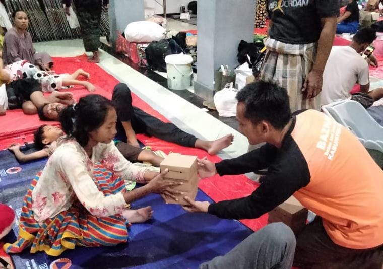 BAZNAS berikan makan sahur dan buka puasa bagi pengungsi banjir Demak dan Kudus BAZNAS berikan makan sahur dan buka puasa bagi pengungsi banjir Demak dan Kudus
