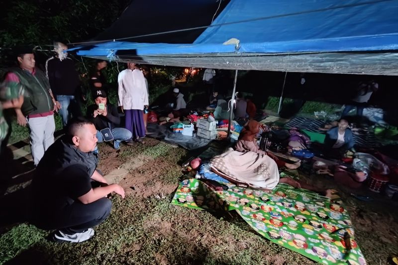 Warga Bawean diimbau tempati pos pengungsian yang telah disiapkan Warga Bawean diimbau tempati pos pengungsian yang telah disiapkan
