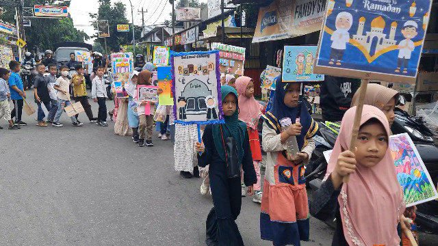 Ajak berpuasa, siswa SD Muhamadiyah pawai tarhib Ramadan Ajak berpuasa, siswa SD Muhamadiyah pawai tarhib Ramadan