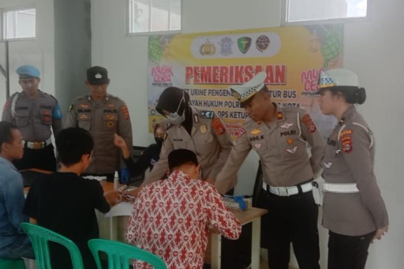 Sejumlah sopir bus di Serang jalani tes urine untuk pastikan bebas narkoba