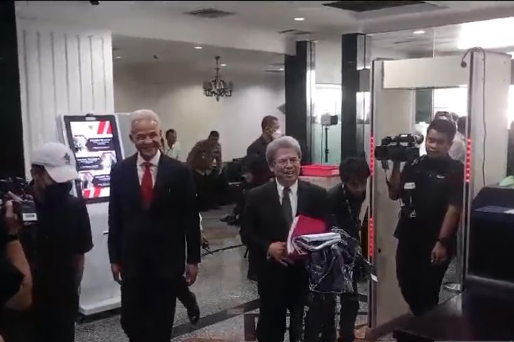 Ganjar-Mahfud tiba di MK untuk ikuti sidang PHPU Ganjar-Mahfud tiba di MK untuk ikuti sidang PHPU