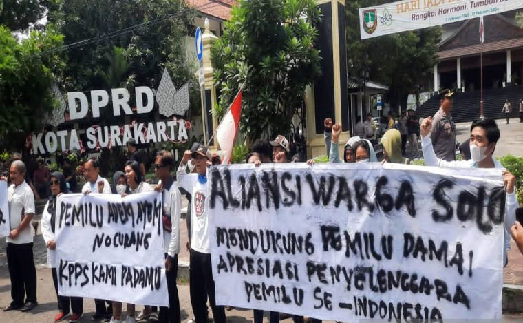 Masyarakat aksi di depan DPRD Surakarta dukung Pemilu Adem No Curang