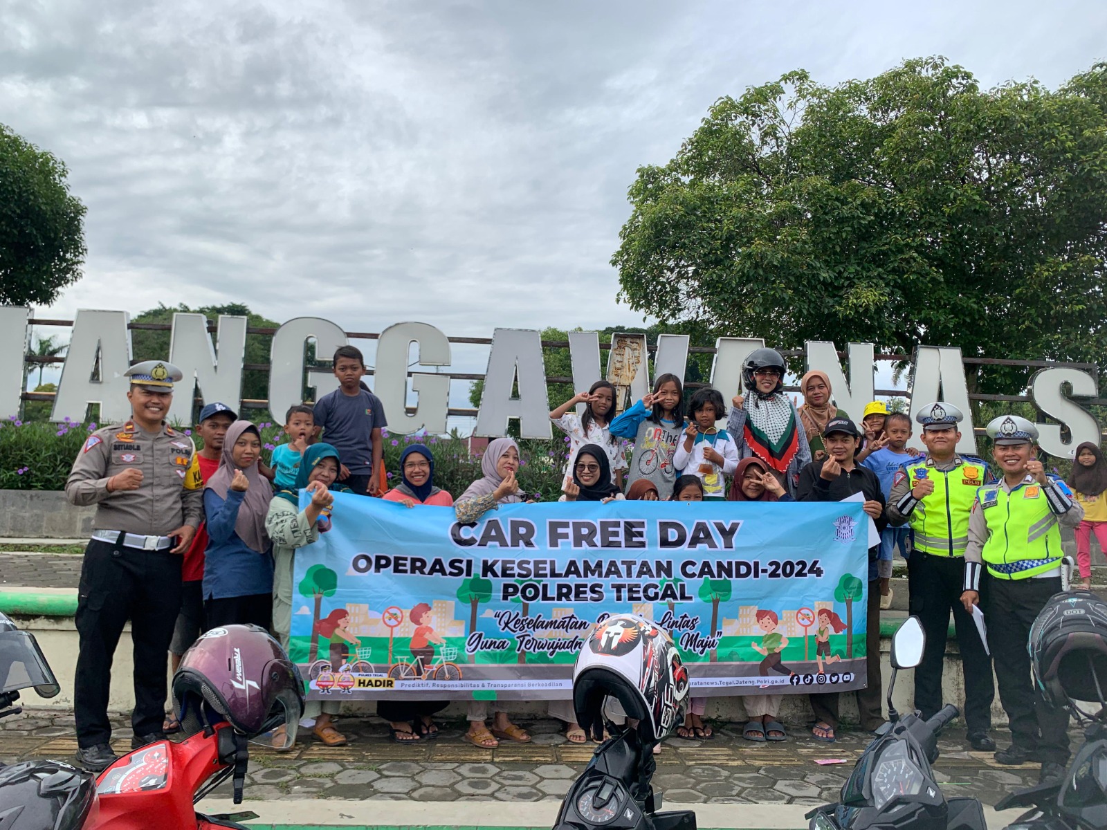 Wujudkan tertib berlalu lintas, Polres Tegal bagikan leaflet di Alun-Alun Hanggawana Wujudkan tertib berlalu lintas, Polres Tegal bagikan leaflet di Alun-Alun Hanggawana
