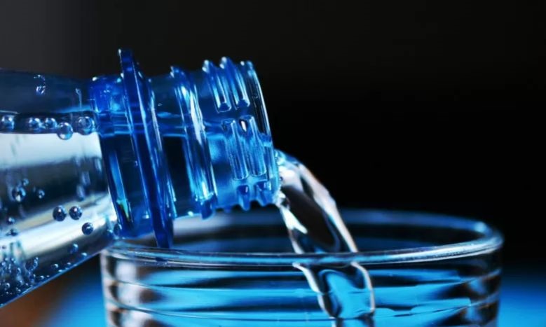 Minum 8 gelas air per hari jaga mulut tetap sehat saat berpuasa