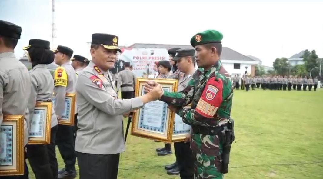 Jaga sinergitas TNI-Polri, Kapolda Jateng beri penghargaan kepada Babinsa Jaga sinergitas TNI-Polri, Kapolda Jateng beri penghargaan kepada Babinsa