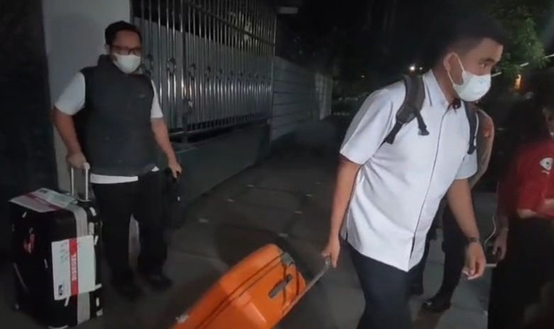 Usai penggeledahan penyidik KPK tinggalkan rumah Hanan Supangkat Usai penggeledahan penyidik KPK tinggalkan rumah Hanan Supangkat