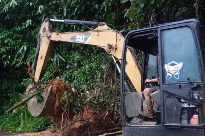 BPBD OKU Selatan kerahkan alat berat bersihkan material longsor BPBD OKU Selatan kerahkan alat berat bersihkan material longsor