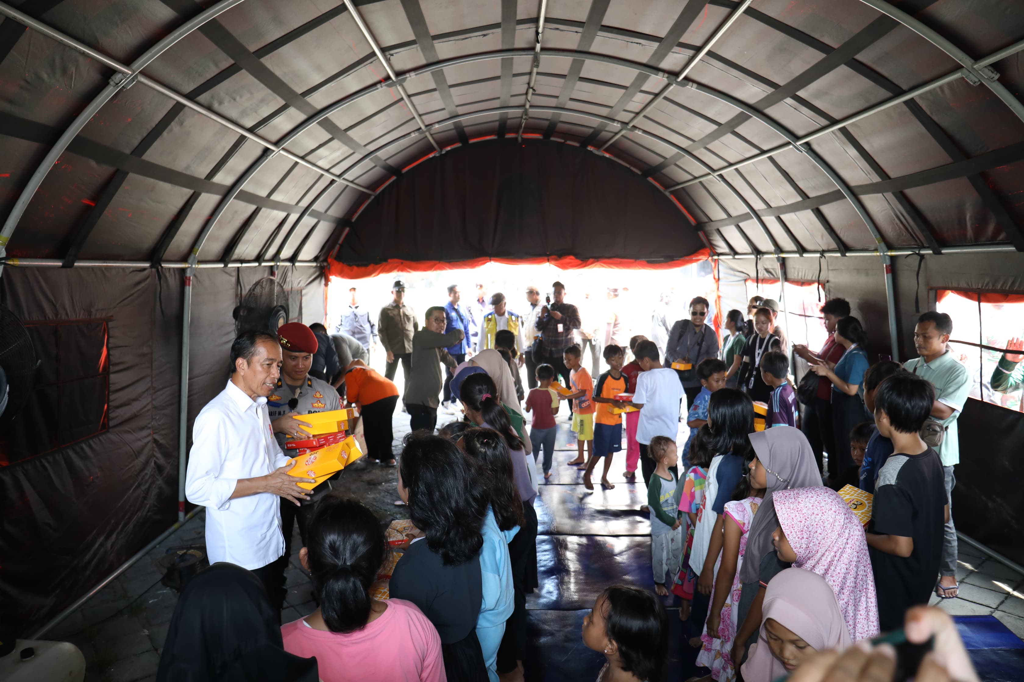 Tinjau banjir Demak bersama Kepala BNPB, Presiden Jokowi sampaikan tiga upaya penanganan Tinjau banjir Demak bersama Kepala BNPB, Presiden Jokowi sampaikan tiga upaya penanganan
