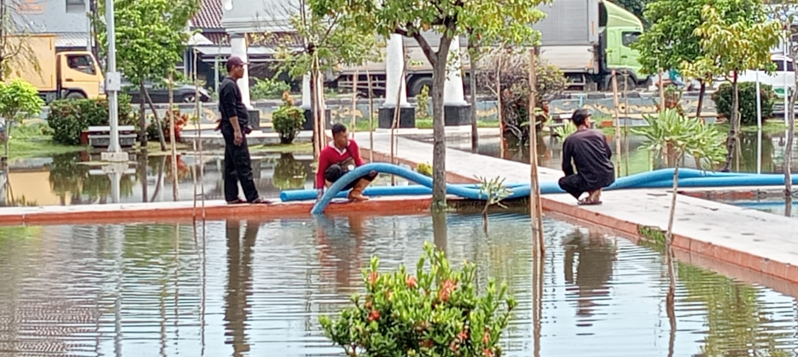 Intensitas hujan tinggi, sebagian wilayah Kota Tegal terendam banjir hingga 50 cm Intensitas hujan tinggi, sebagian wilayah Kota Tegal terendam banjir hingga 50 cm