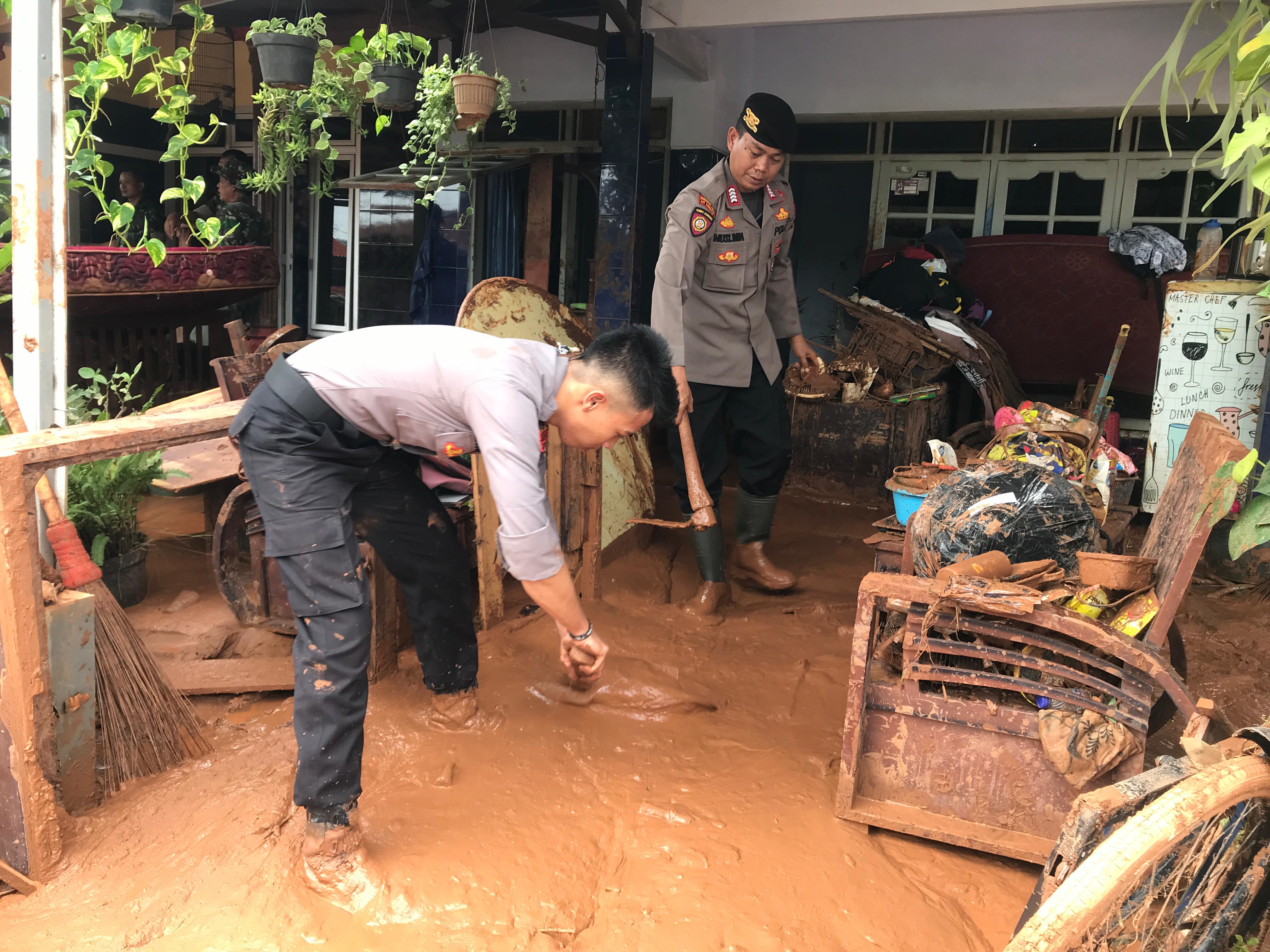 Personel Polda Jateng diterjunkan bantu bersihkan rumah terdampak banjir Pekalongan Personel Polda Jateng diterjunkan bantu bersihkan rumah terdampak banjir Pekalongan