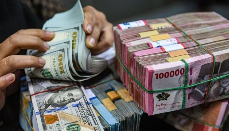 Rupiah tergelincir jelang pengumuman hasil Rapat Dewan Gubernur BI