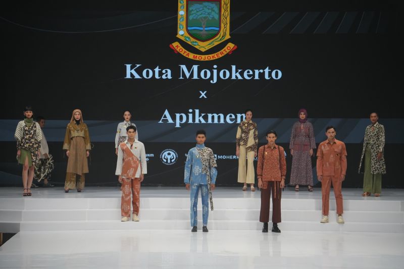 Indonesia Fashion Week 2024 tampilkan pesona batik Kota Mojokerto Indonesia Fashion Week 2024 tampilkan pesona batik Kota Mojokerto