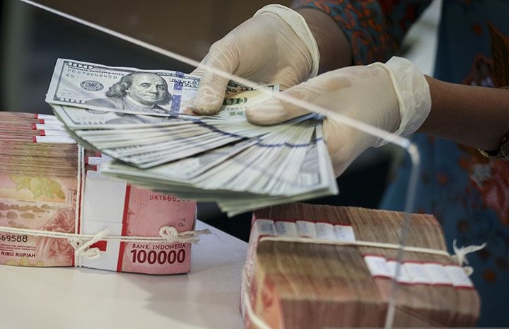 Rupiah melemah di tengah pasar tunggu data neraca perdagangan domestik