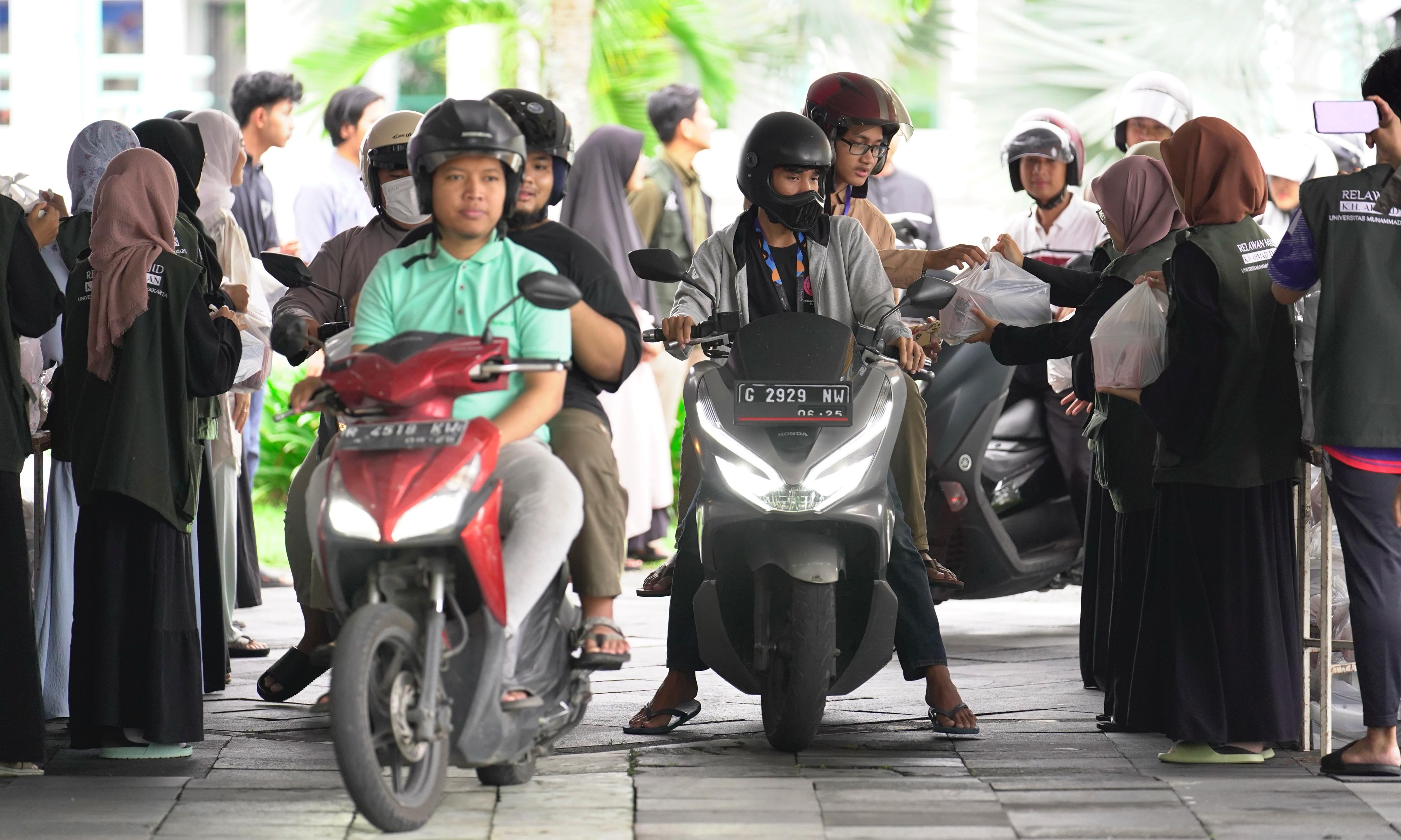 UMY bagikan 5.000 takjil drive thru UMY bagikan 5.000 takjil drive thru
