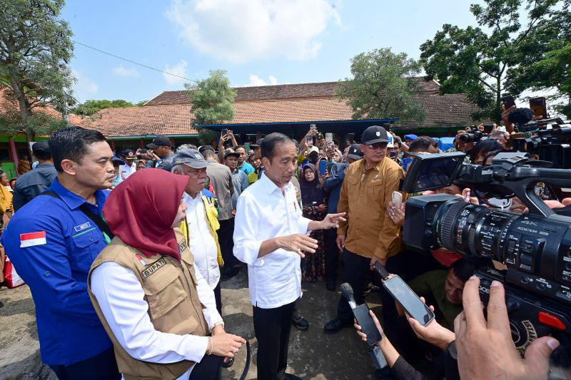 Jokowi blusukan di posko pengungsian warga terdampak banjir di Demak Jokowi blusukan di posko pengungsian warga terdampak banjir di Demak