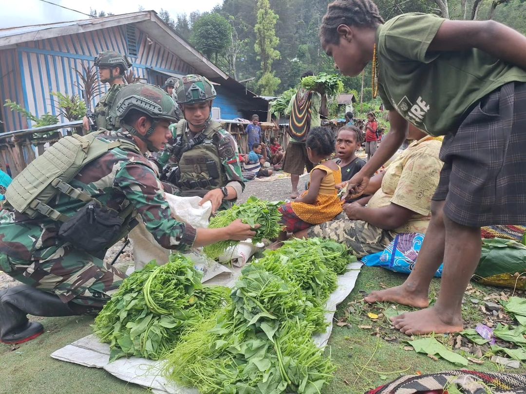 Bantu ekonomi warga, prajurit Buaya Putih Kostad Pos Beoga beli hasil kebun Mama Papua Bantu ekonomi warga, prajurit Buaya Putih Kostad Pos Beoga beli hasil kebun Mama Papua