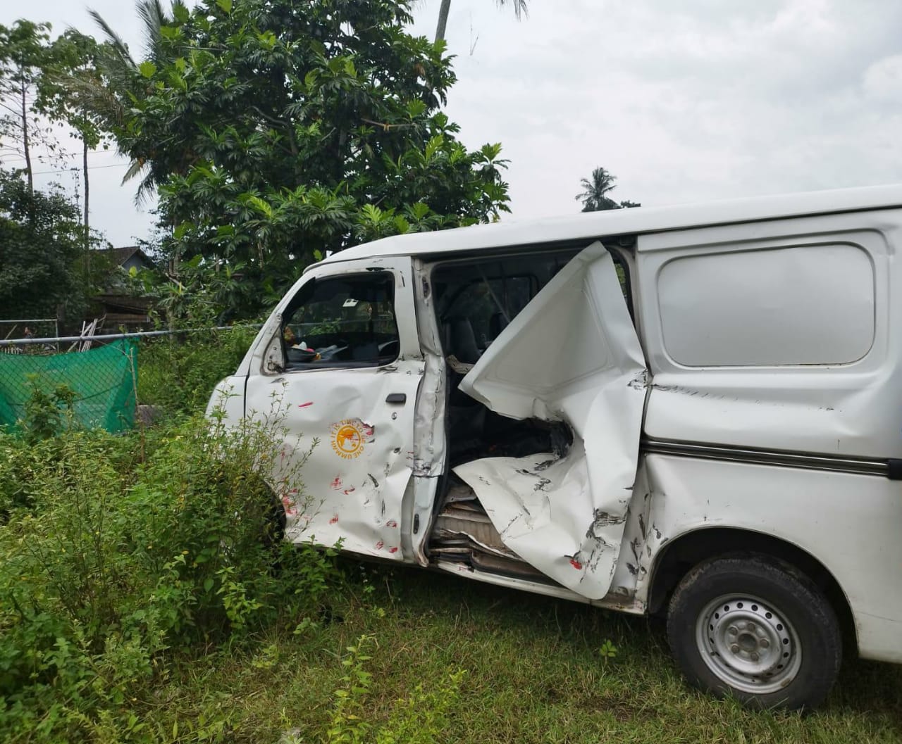 Minibus tertabrak kereta api di Ambarawa, tidak ada korban jiwa Minibus tertabrak kereta api di Ambarawa, tidak ada korban jiwa