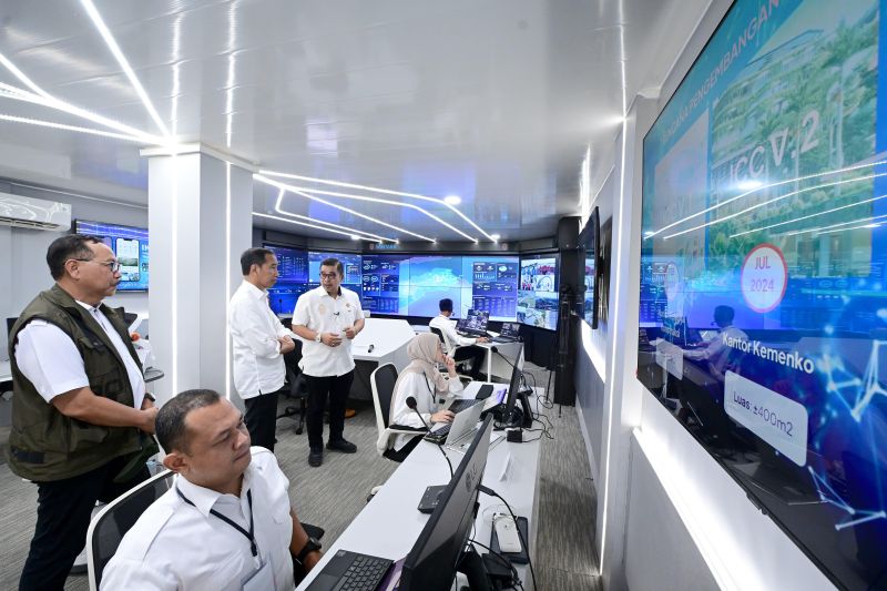 Presiden Jokowi tinjau Pusat Komando IKN dan Studio Mini TVRI Presiden Jokowi tinjau Pusat Komando IKN dan Studio Mini TVRI