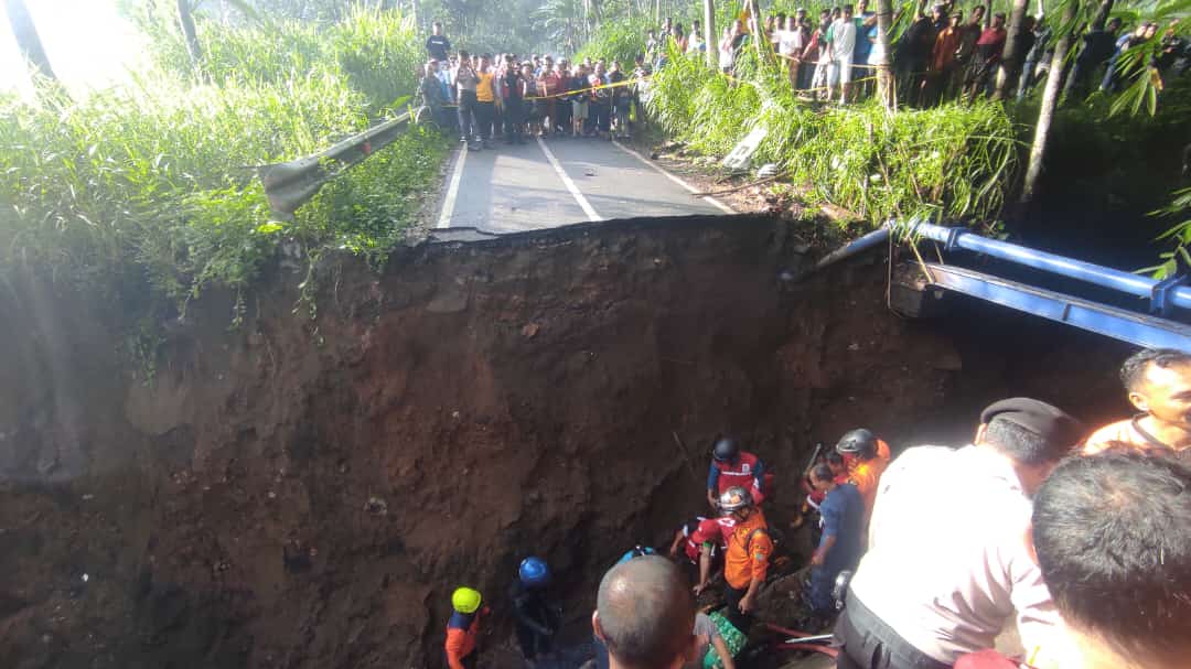 Jembatan Gabus Salatiga ambruk, satu orang meninggal dunia Jembatan Gabus Salatiga ambruk, satu orang meninggal dunia