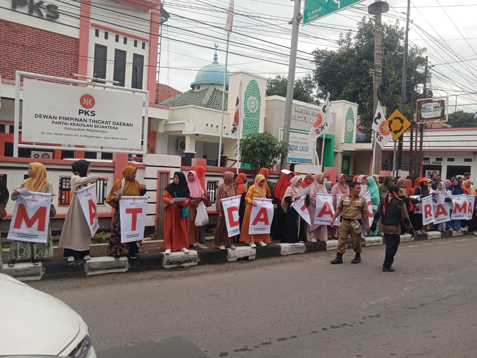 Tarhib Ramadan di Majalengka diwarnai aksi flashmob dan bagi-bagi jadwal imsakiyah Tarhib Ramadan di Majalengka diwarnai aksi flashmob dan bagi-bagi jadwal imsakiyahÂ
