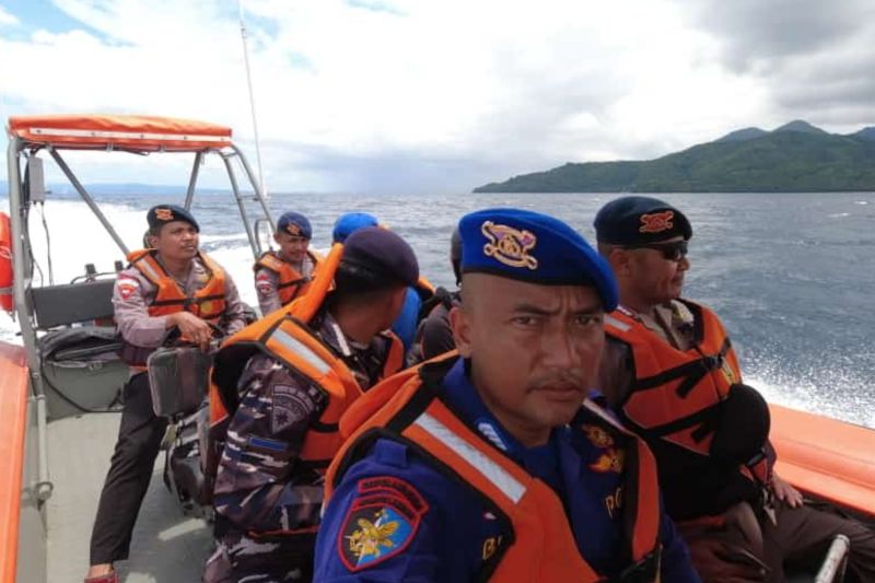Tim gabungan cari penumpang kapal yang terjatuh di perairan Halsel Tim gabungan cari penumpang kapal yang terjatuh di perairan Halsel