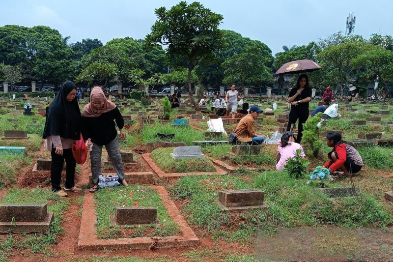 TPU Menteng Pulo Jaksel ramai peziarah jelang Ramadan TPU Menteng Pulo Jaksel ramai peziarah jelang Ramadan