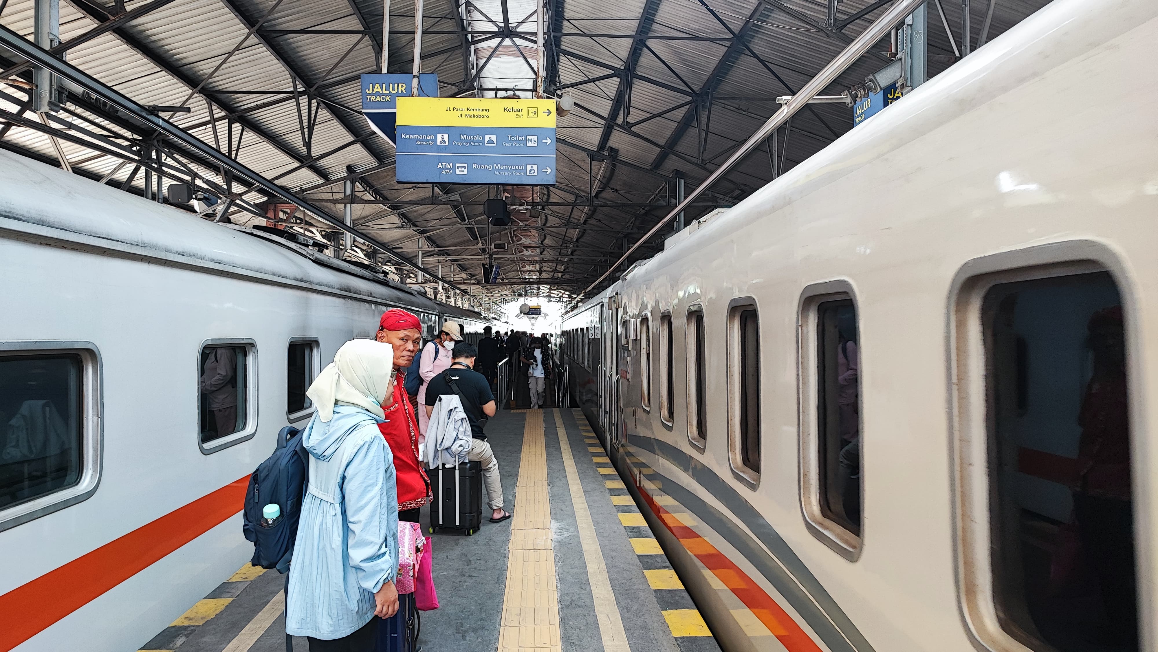 KAI Daop 6 ingatkan penumpang merokok di kereta api bisa diturunkan