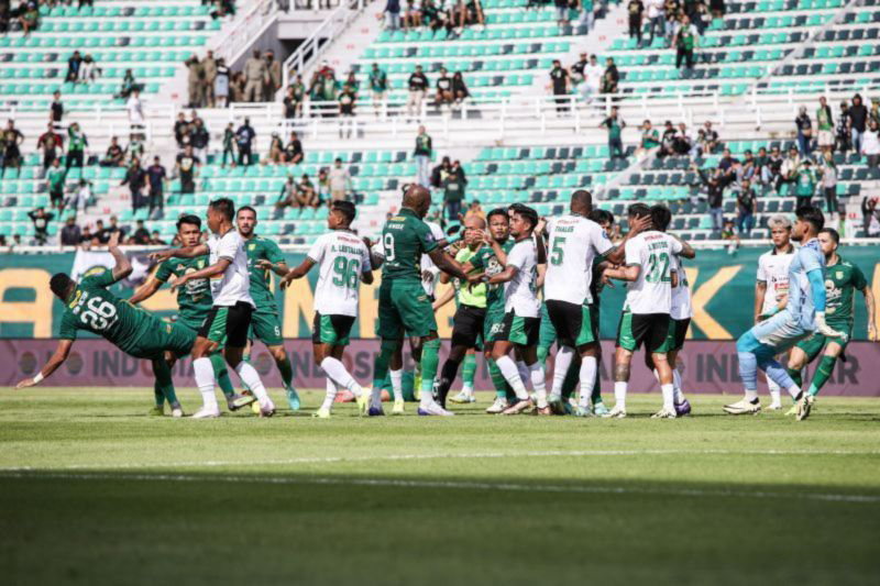 Persebaya layangkan surat ke PSSI terkait aksi Wahyudi Hamisi Persebaya layangkan surat ke PSSI terkait aksi Wahyudi Hamisi