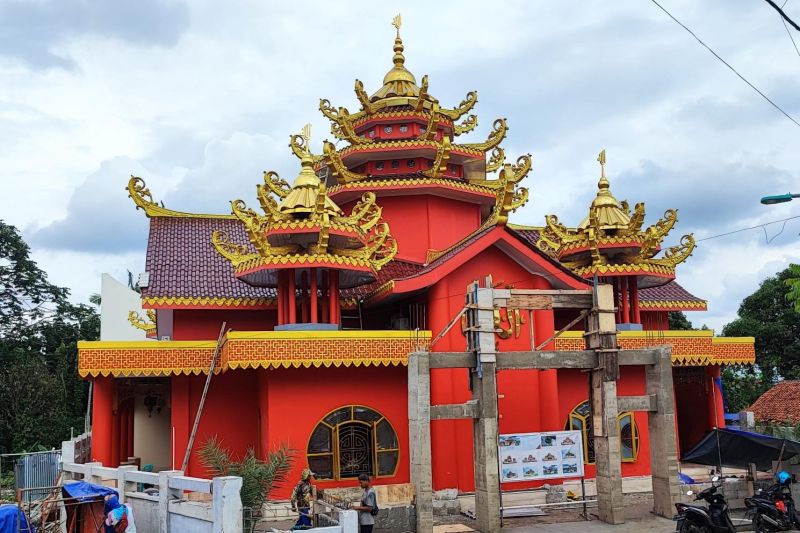 Warga keturunan bangun masjid berarsitektur Tionghoa di Pasar Rebo Warga keturunan bangun masjid berarsitektur Tionghoa di Pasar Rebo