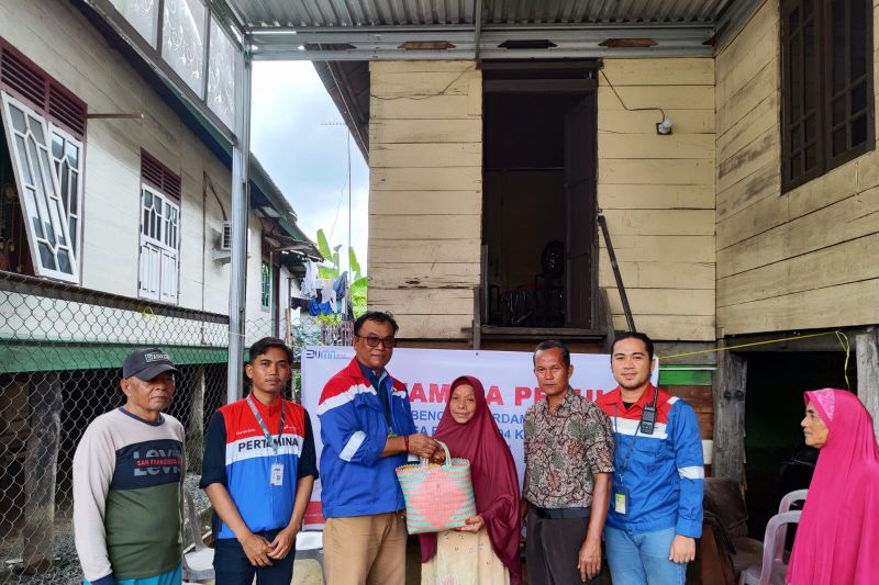 Pertamina salurkan paket sembako bagi warga Jambi terdampak banjir Pertamina salurkan paket sembako bagi warga Jambi terdampak banjir
